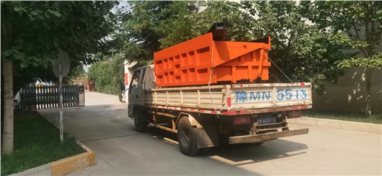 通關客戶訂購側卸式礦車發(fā)貨成功